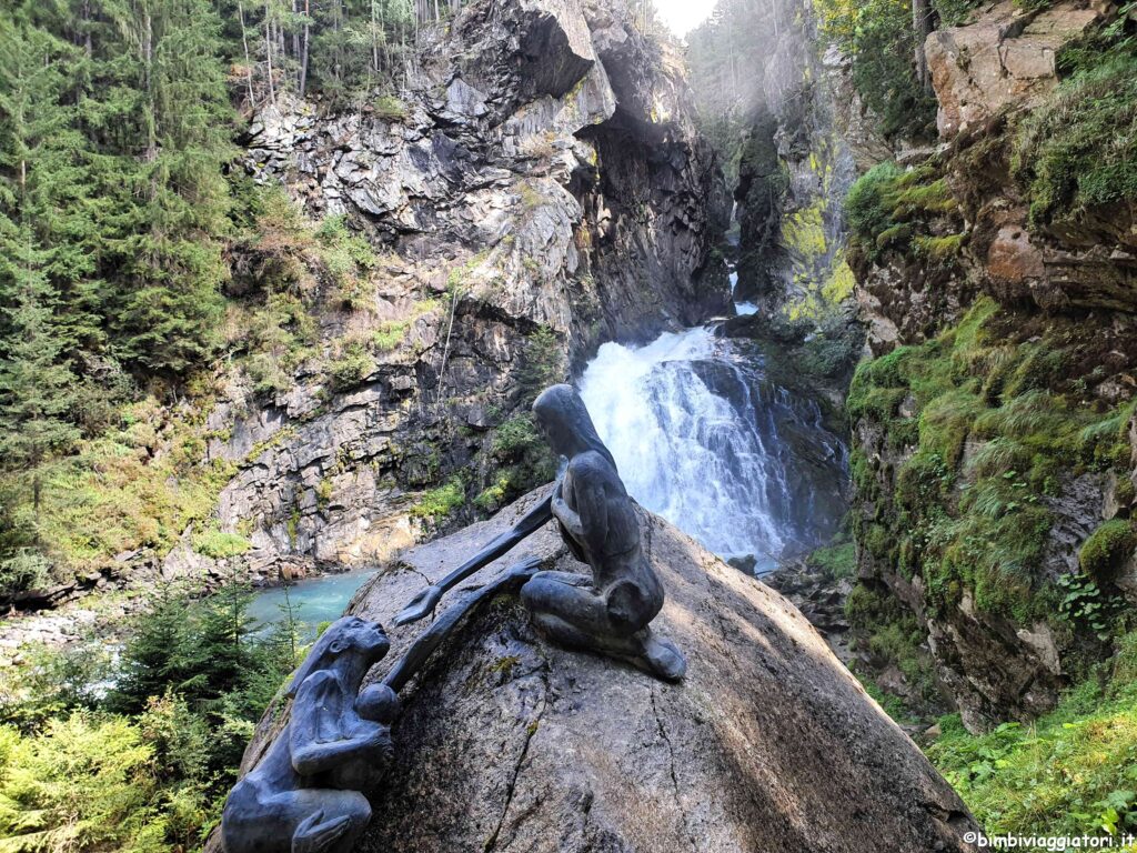 Scultura prima Cascata di Riva